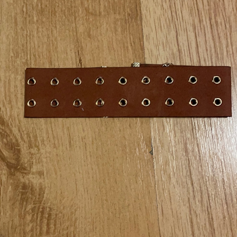 Eyelet brown choker.